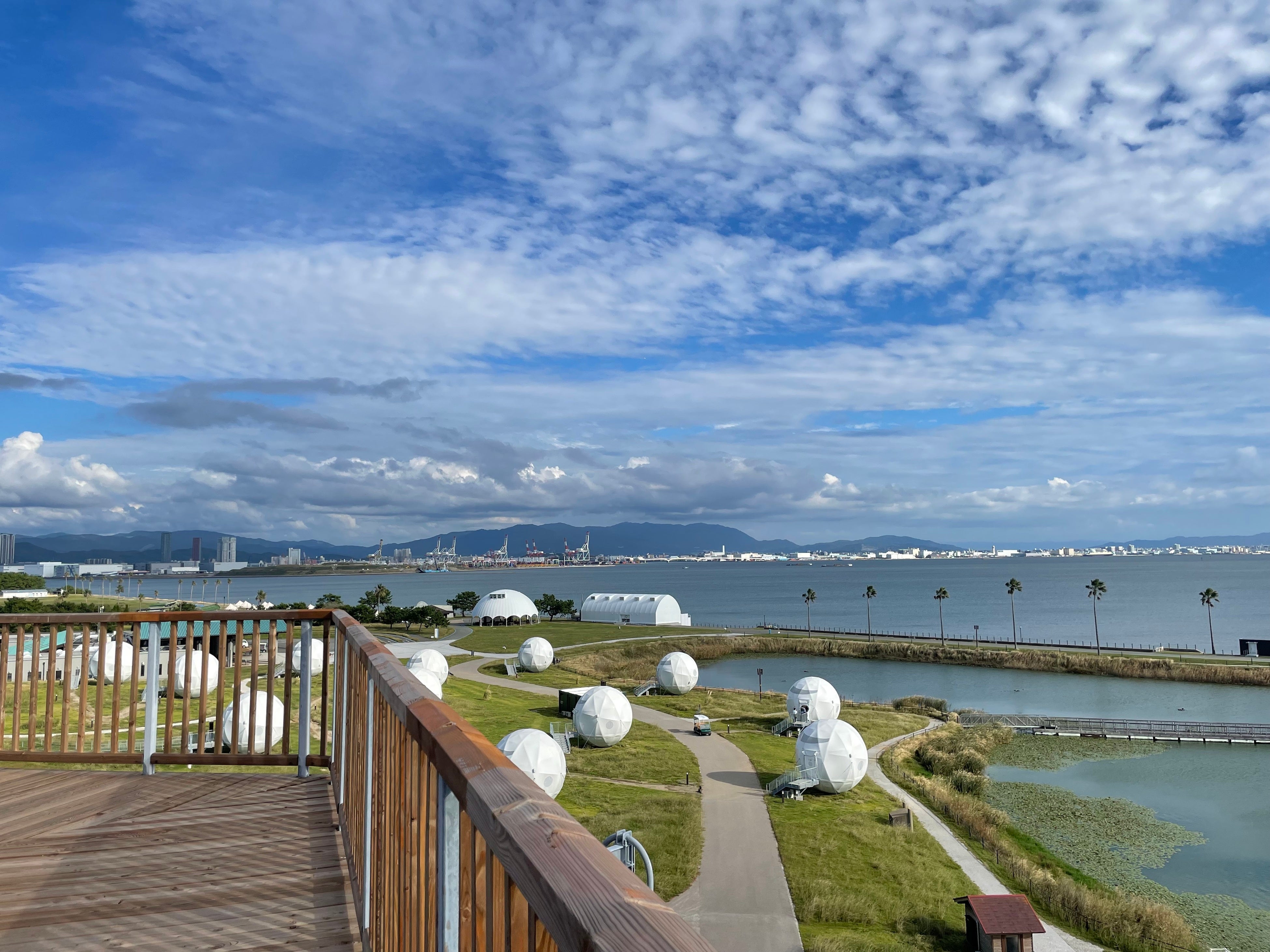 左手前が球体テントエリア、右手前がカモ池、奥が博多湾。穏やかな風景が広がる光の風の広場。