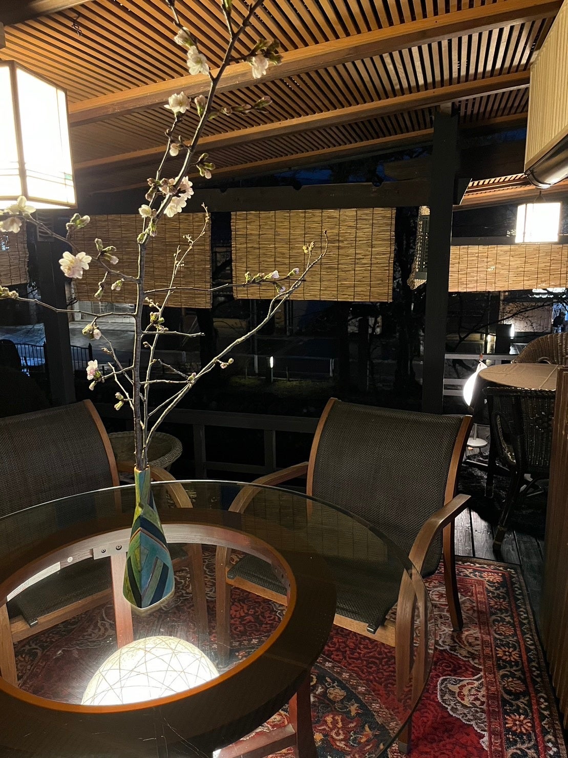 高瀬川のせせらぎが涼やかに感じられるテラス