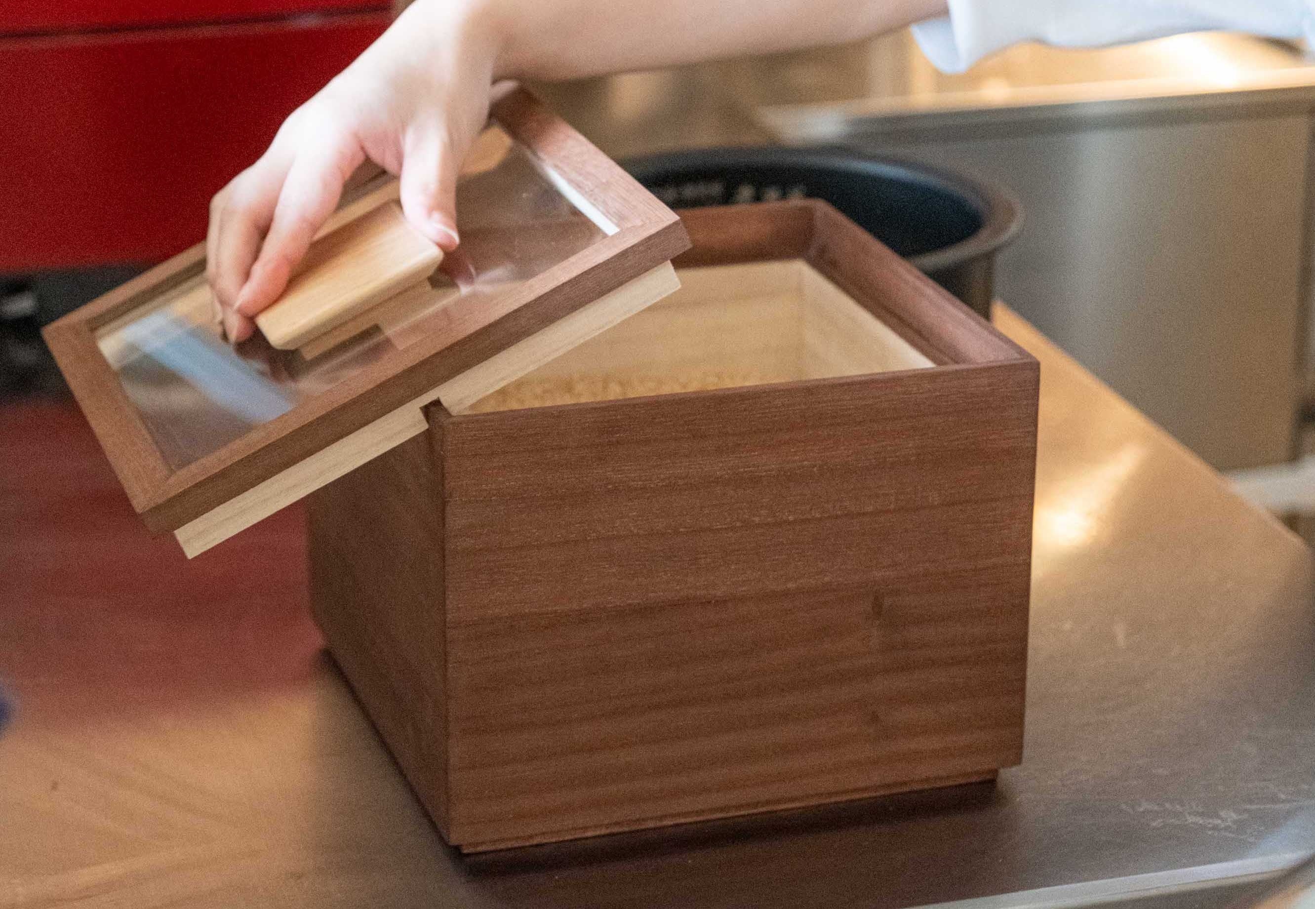 日本一の桐箱メーカーが作る、大人気「桐の米びつ」に新色が登場