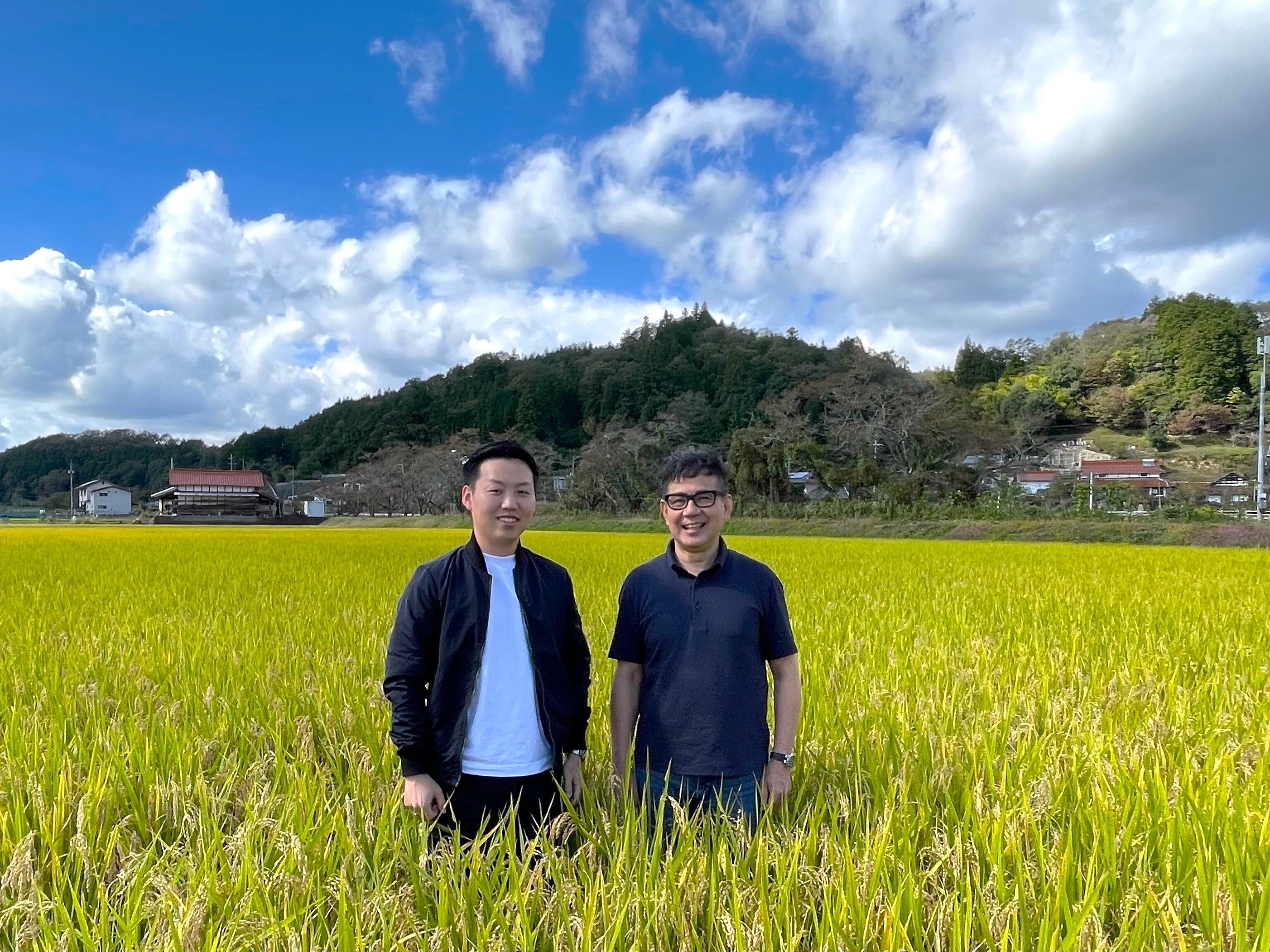 当社代表 猪子(写真左)と盛川酒造代表 盛川氏(写真右)