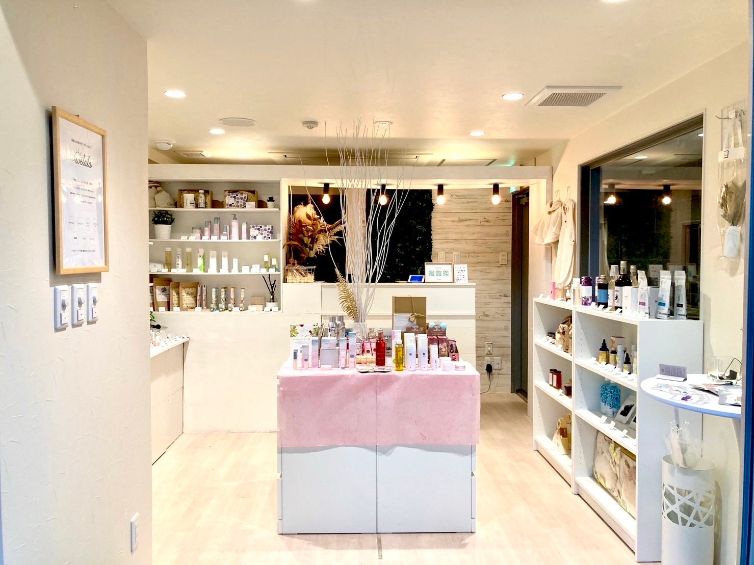 白が基調であり温かな雰囲気が漂う店内