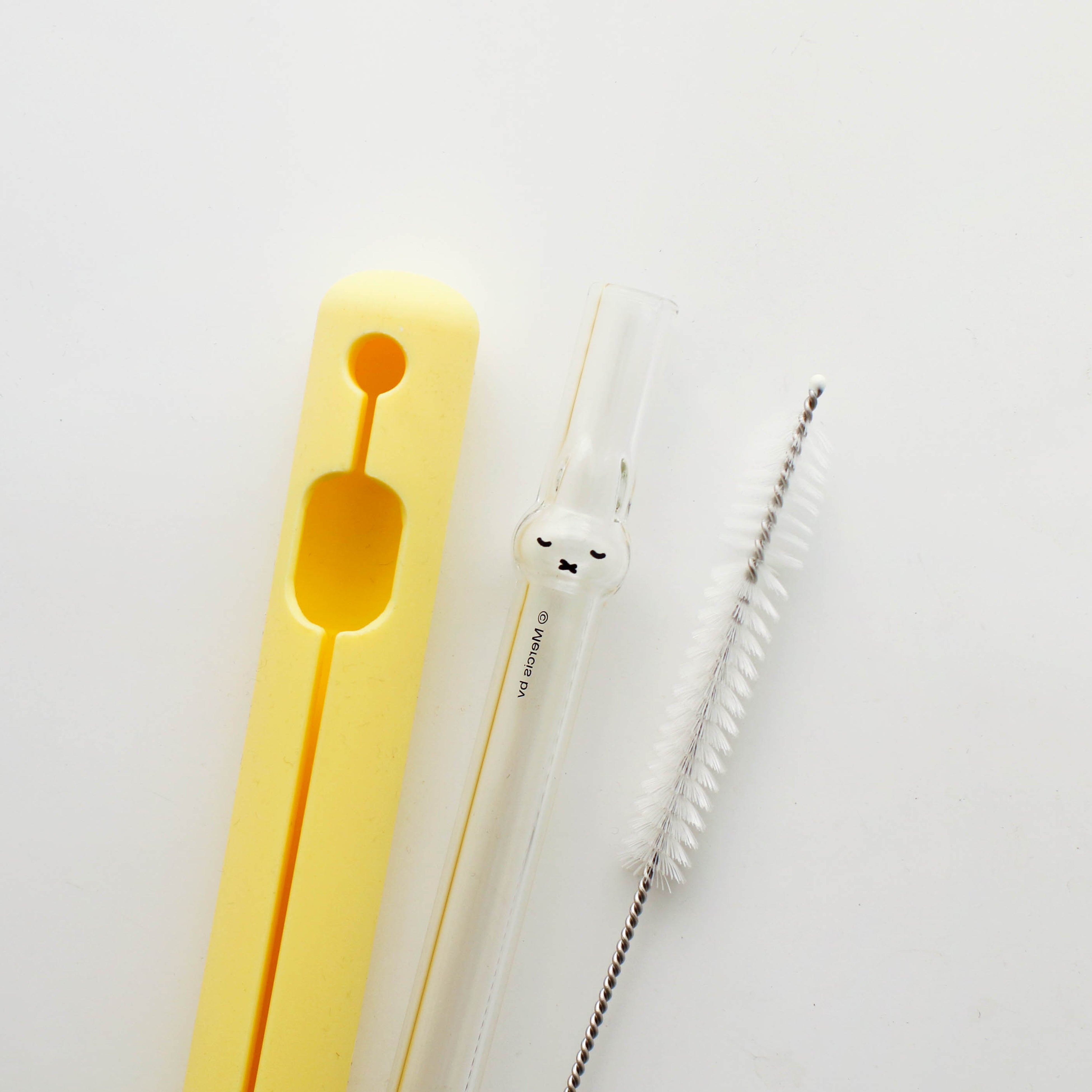 持ち運びに便利なシリコンケースと洗浄ブラシがセット