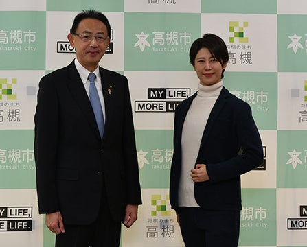 高槻市ゆかりの武将・高山右近を描いたミュージカルの上演をOSK日本歌劇団が市長に報告 高槻市ゆかりの武将・高山右近を描いたミュージカルの上演をOSK日本歌劇団が市長に報告