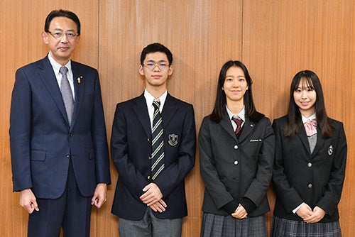 写真右から本田樹里亜さん、木下桜香さん、織田信義さん