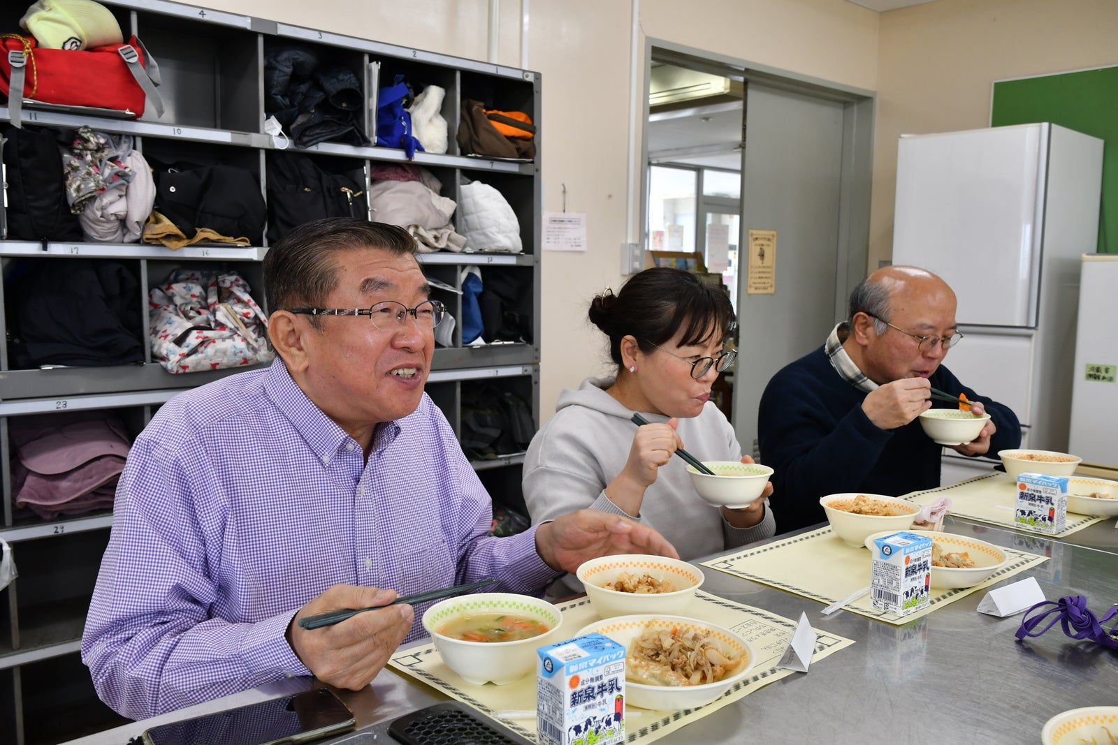 給食を試食する受講者