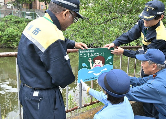 子どもの水の事故防止のため高槻市職員らが水路やため池をパトロール 子どもの水の事故防止のため高槻市職員らが水路やため池をパトロール