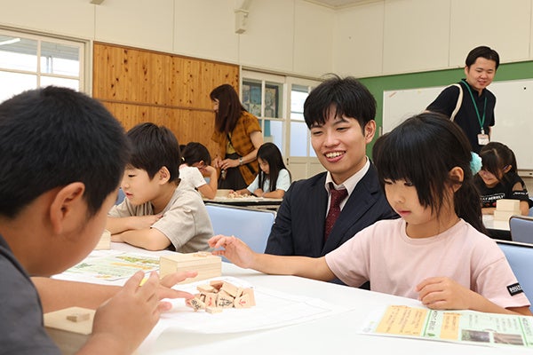 将棋のまち高槻:地元産木材の駒でプロと触れ合う出前授業 将棋のまち高槻:地元産木材の駒でプロと触れ合う出前授業