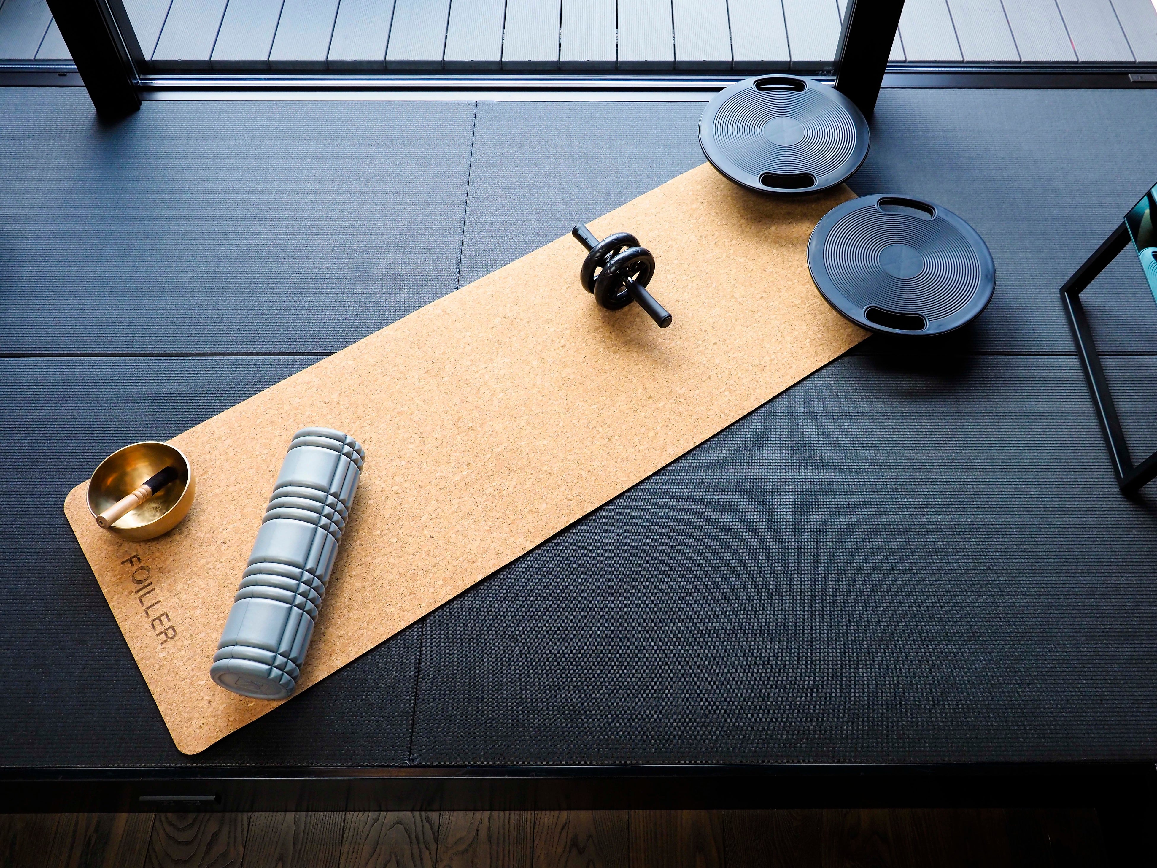 ヨガマット、バランスボール、シンギングボウルなど多彩な レンディングツールが揃う。セルフトレーニングをお部屋で。