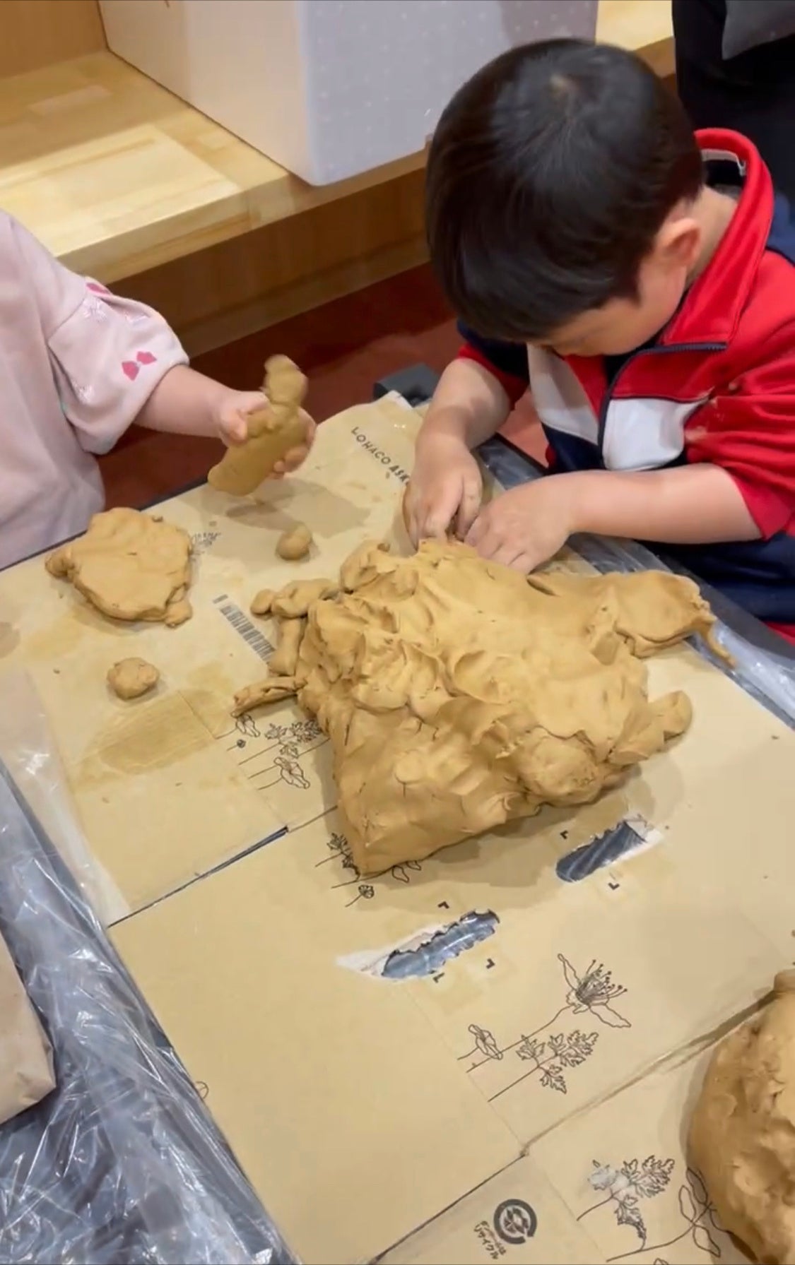 窯元から取り寄せた土粘土で創作活動