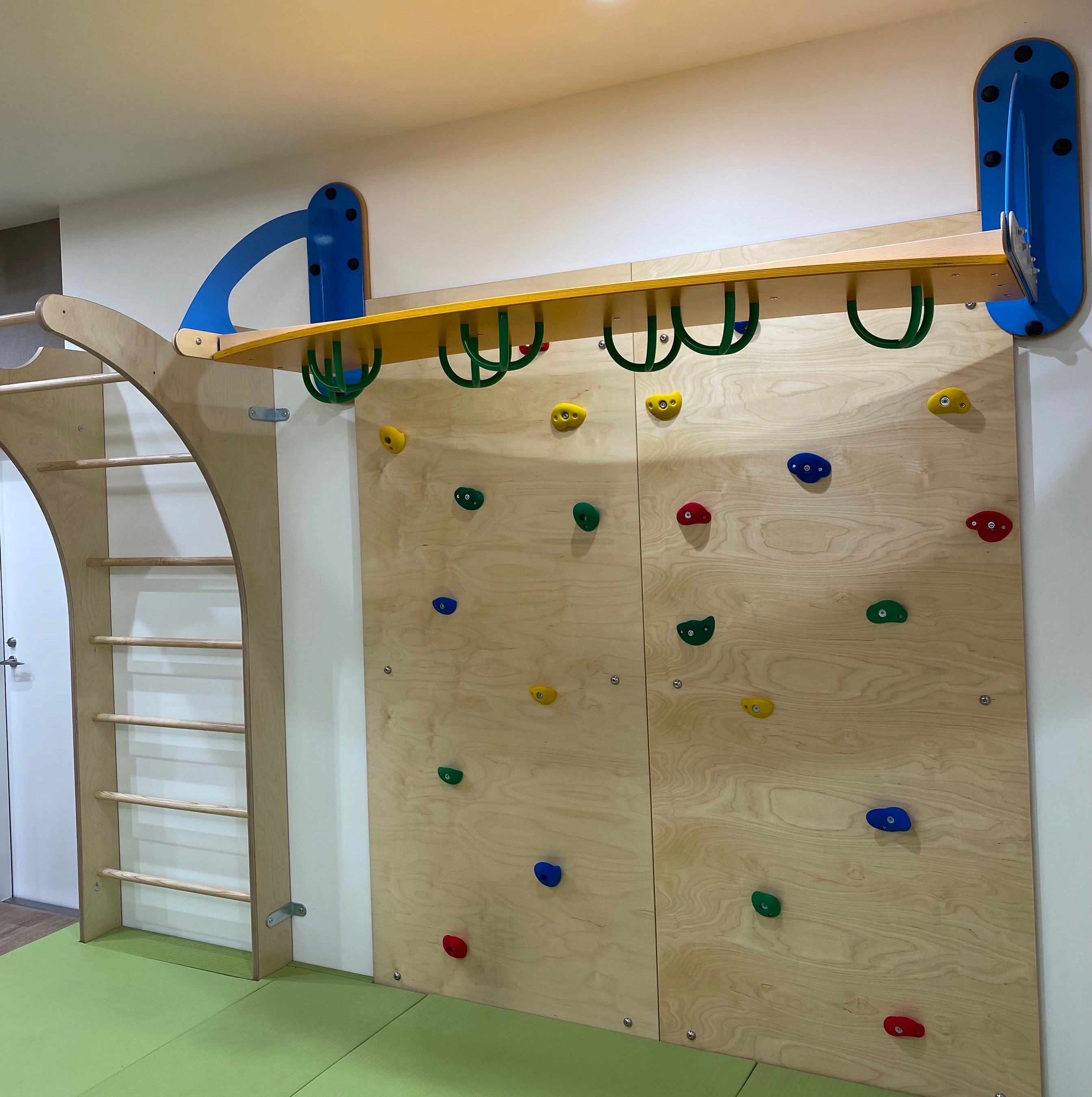 常設のボルダリング　雨の日も全身を動かして活動します。