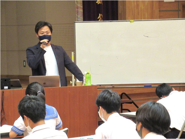 中学校での講演の様子