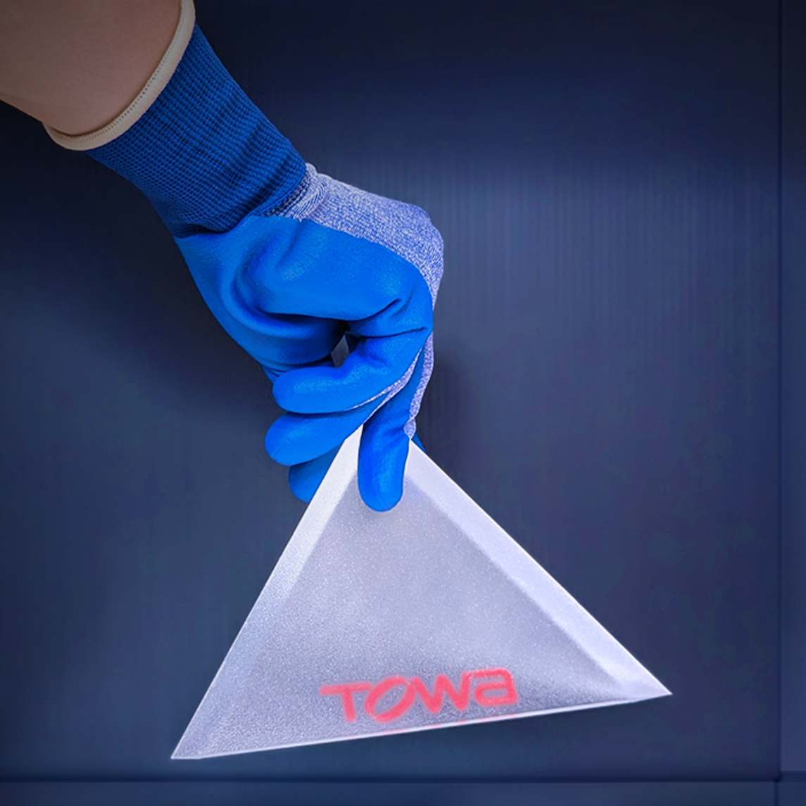 素手では滑ってしまう三角錐のオブジェも持ち上げることができる