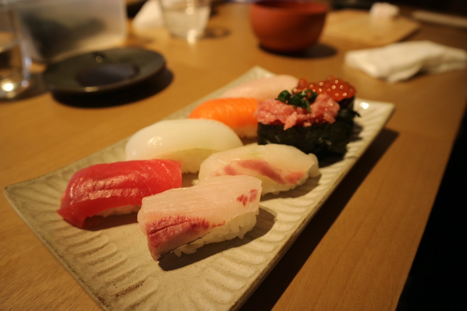 参加者それぞれが自分で握った寿司を楽しんだ