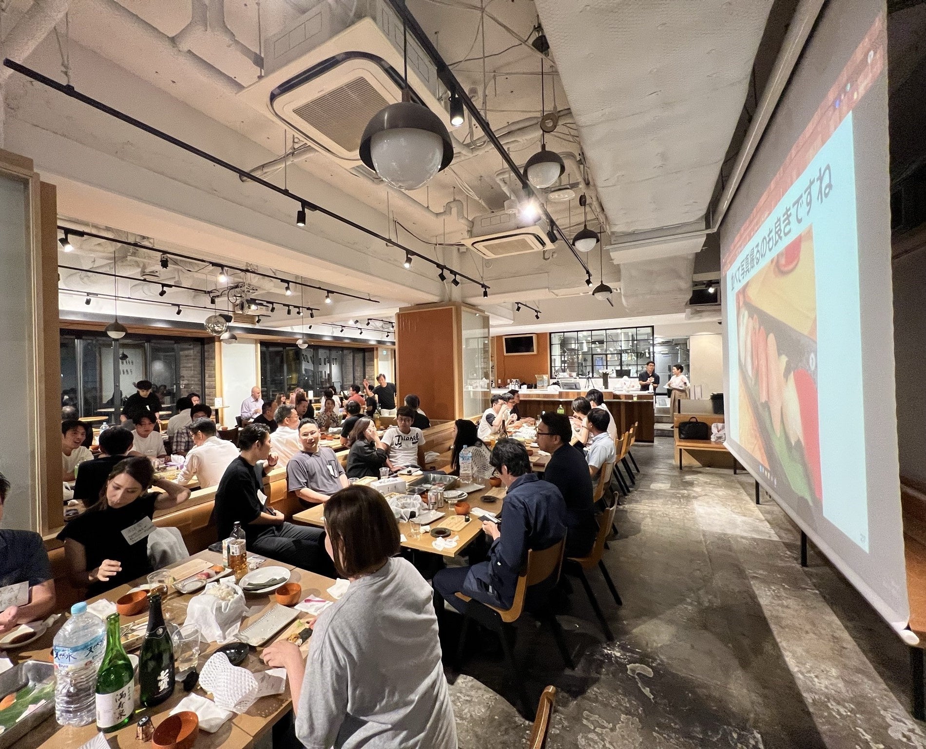 賑わいをみせる寿司握りイベント。この日は経営者・投資家を中心に約70名が参加し、寿司を握りながら交流を行った