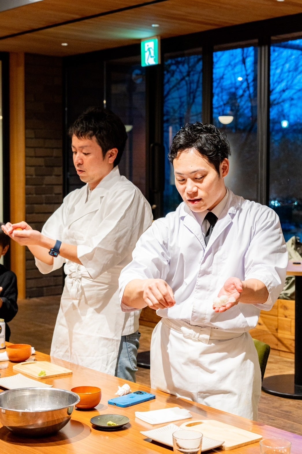 握りのレクチャーをする愛宕氏と菊池