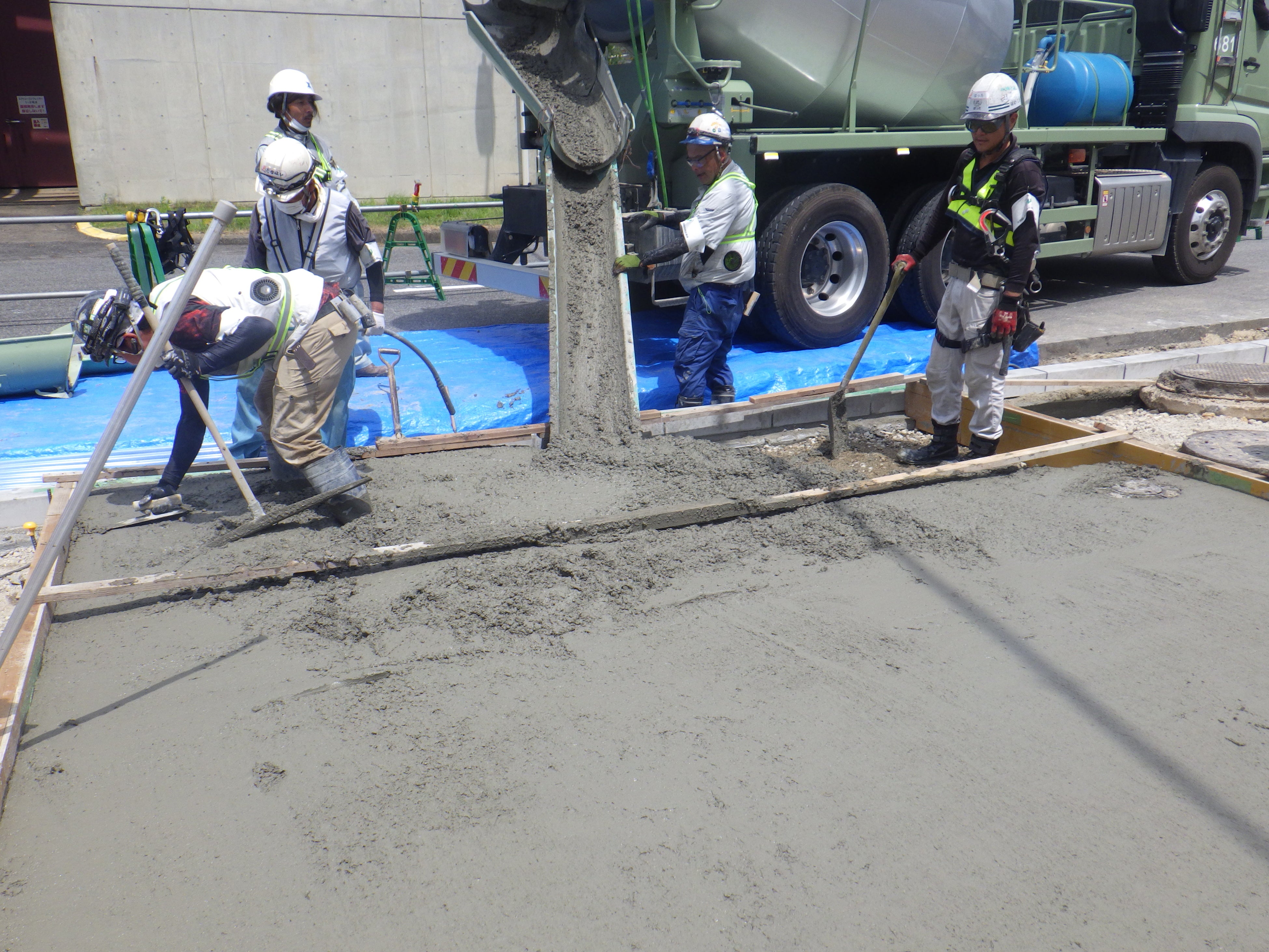 写真2 施工状況　(リカボクリート打設)