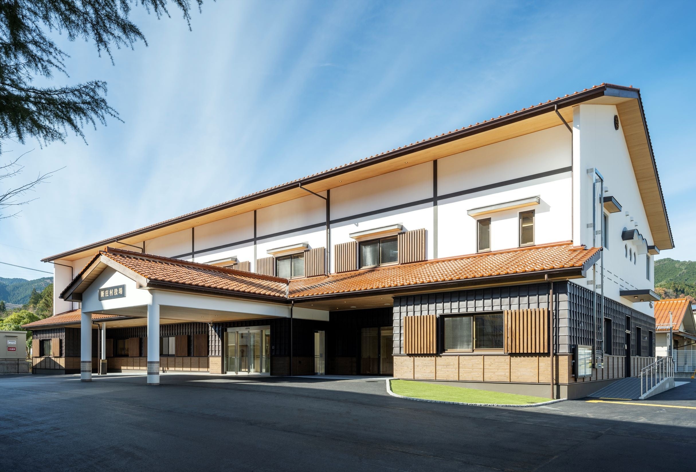 新庄村役場 新庁舎外観(岡山県)