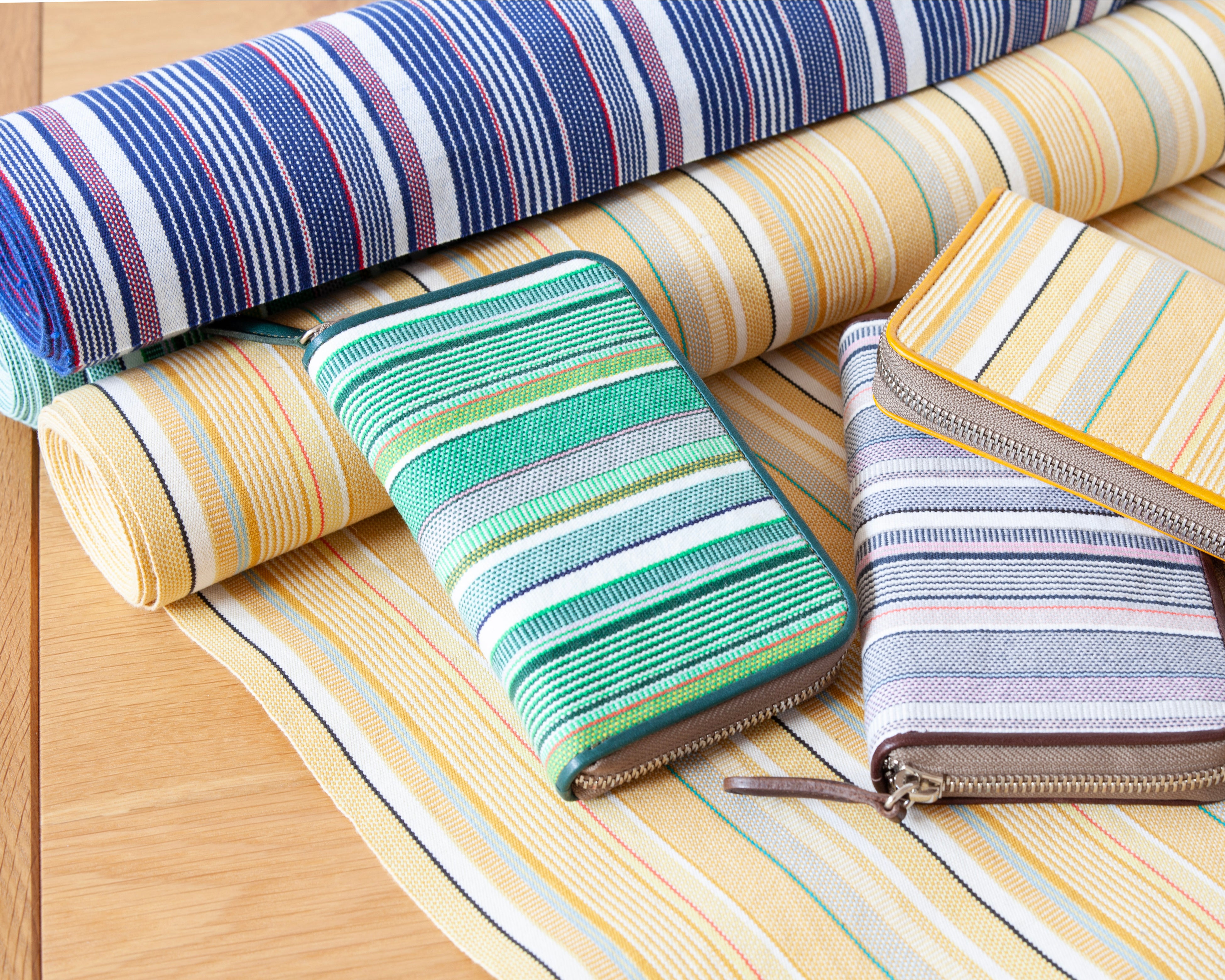 ＜マルチストライプ帆布財布＞生地はシャトル織機でゆっくり織った倉敷帆布を、ランダムな太さのストライプで仕立てたもの。普通の帆布とは一味違う雰囲気です。