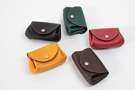＜オリジナルレザー 蛇腹財布＞トライアローグ・ストゥディオがオリジナルで製作した風合い豊かなレザーを、折りたたんでシンプルな構造のミニ財布に。