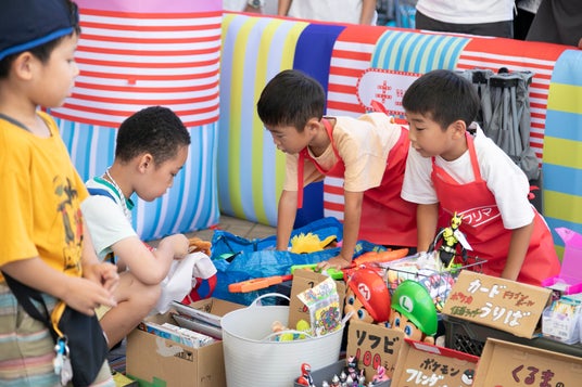夏休みに子どもがお金を学ぶ「売る」体験 全国12会場でキッズフリマを開催 夏休みに子どもがお金を学ぶ「売る」体験 全国12会場でキッズフリマを開催