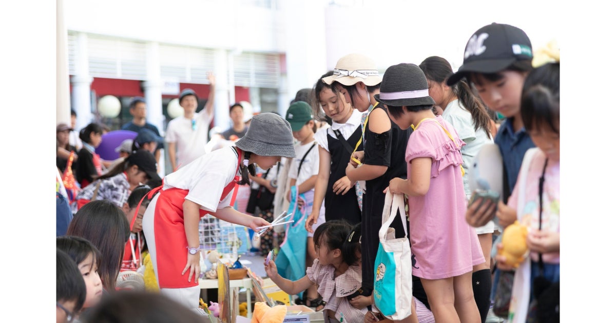 低学年のお客さんには一緒にお金を数えてあげる場面もよく見られます。
