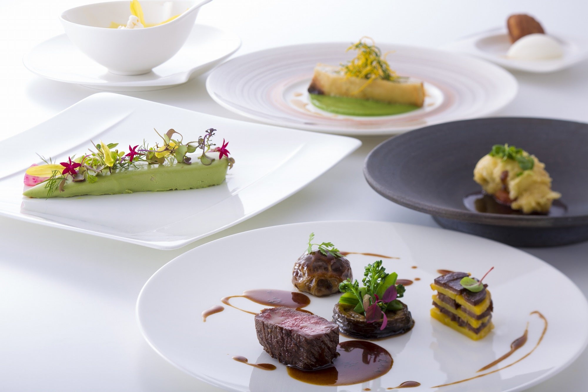 神戸ポートピアホテル フレンチレストラン「トランテアン」料理長 政岡 壽浩 （画像はディナーコース）