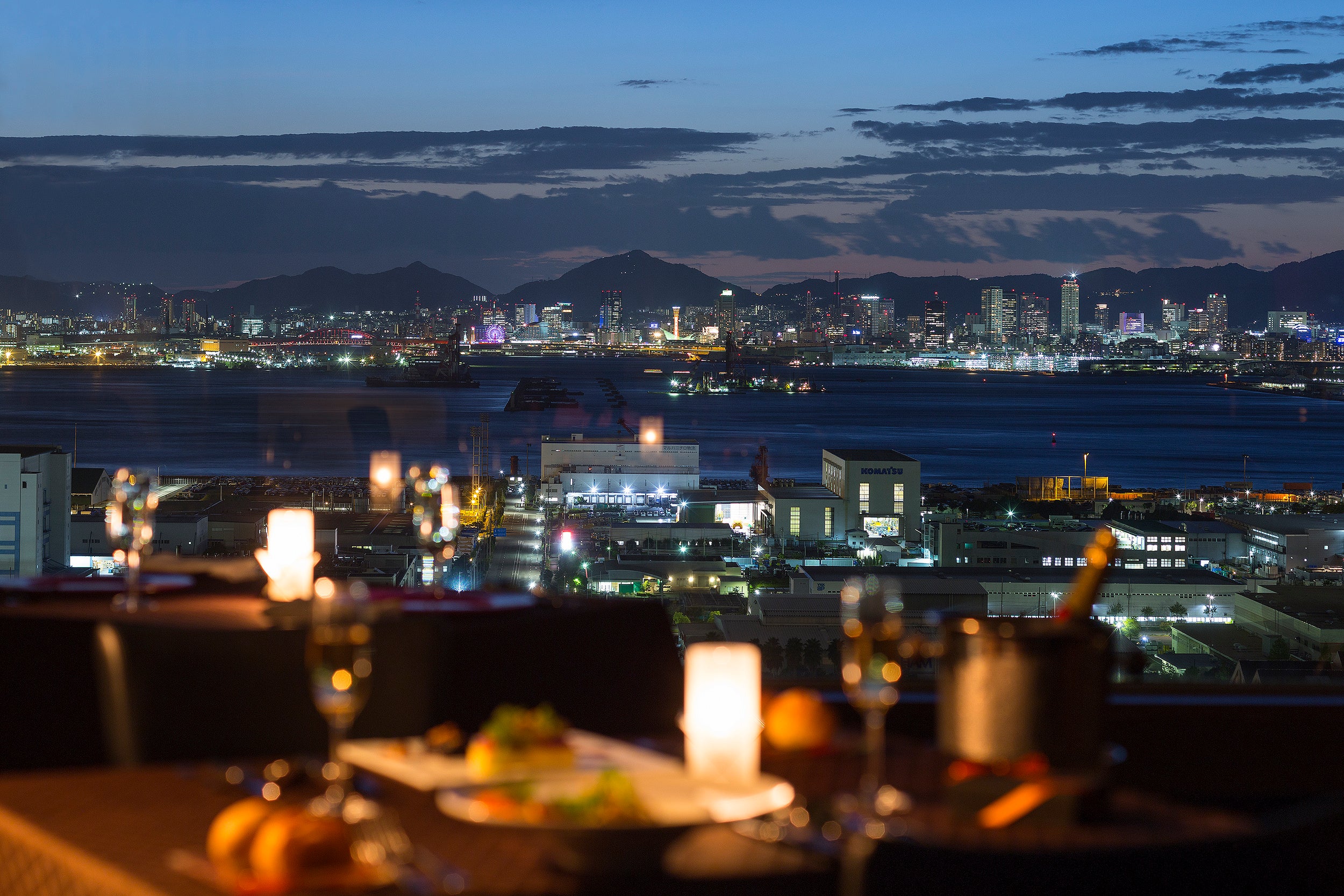 ディナーはホテル最上階に舞台を移し、海側から眺める神戸の素晴らしい夜景をお楽しみください