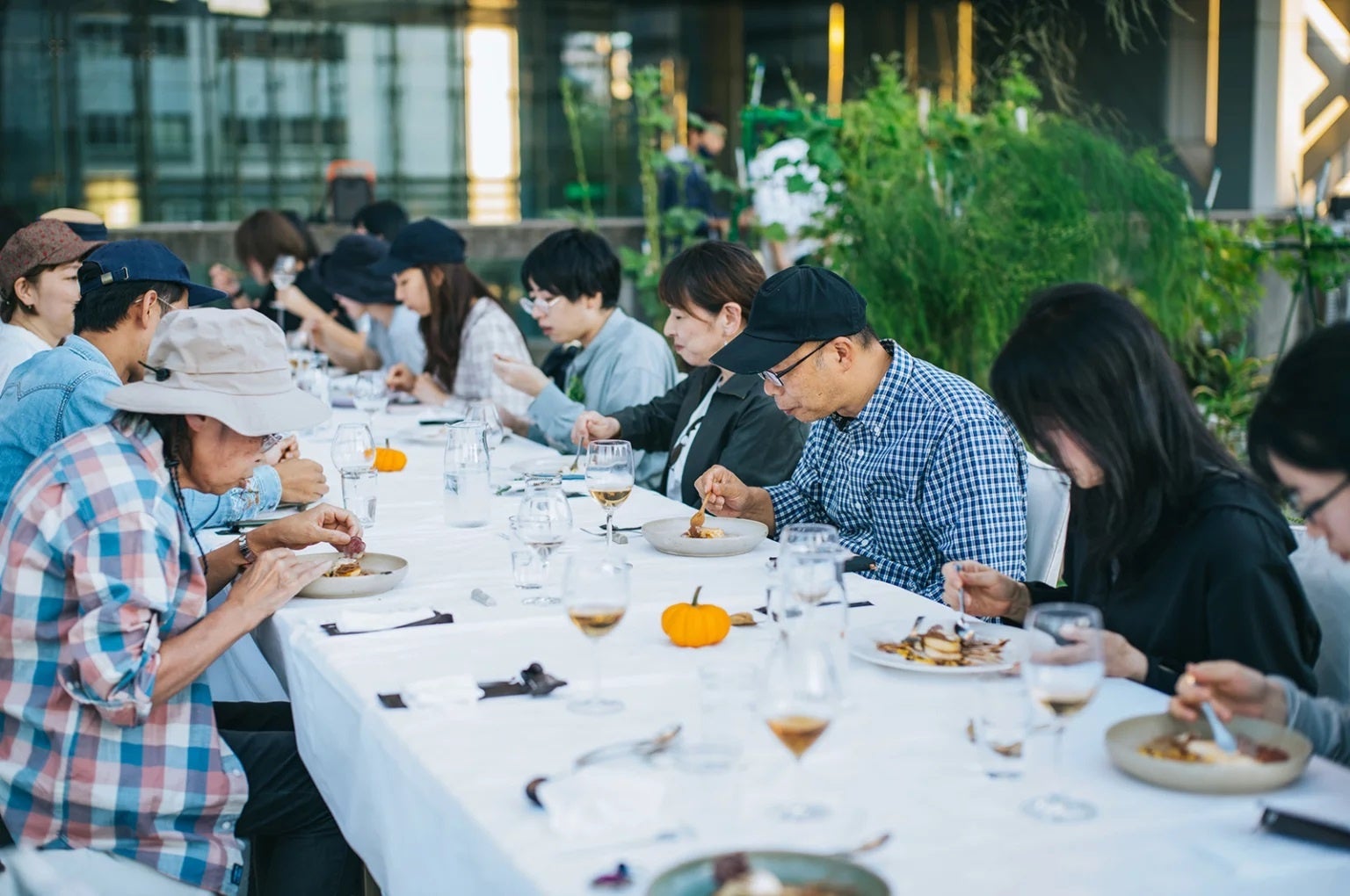 ファームの心地よい空間での食事風景（写真は昨年のイベントの様子）