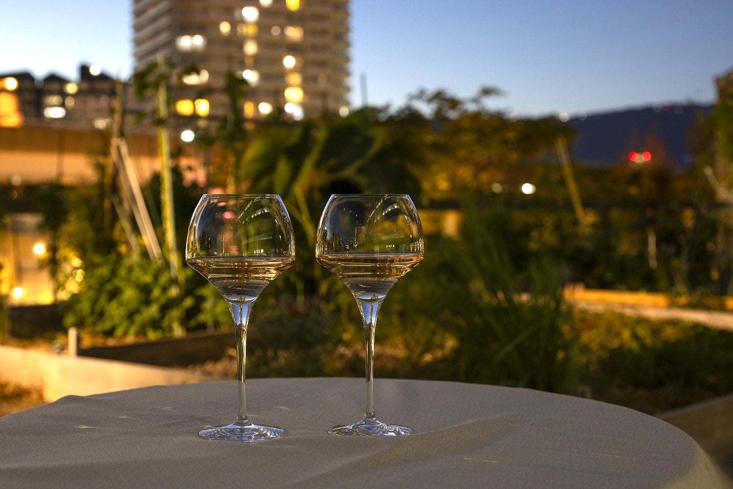 刻々と変わる夕暮れの空を眺めながらシェラトンファームでアペリティフを。