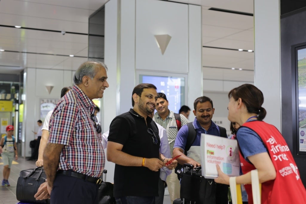 ボランティアスタッフによる案内イメージ （Hello！Hiroshima Project提供）