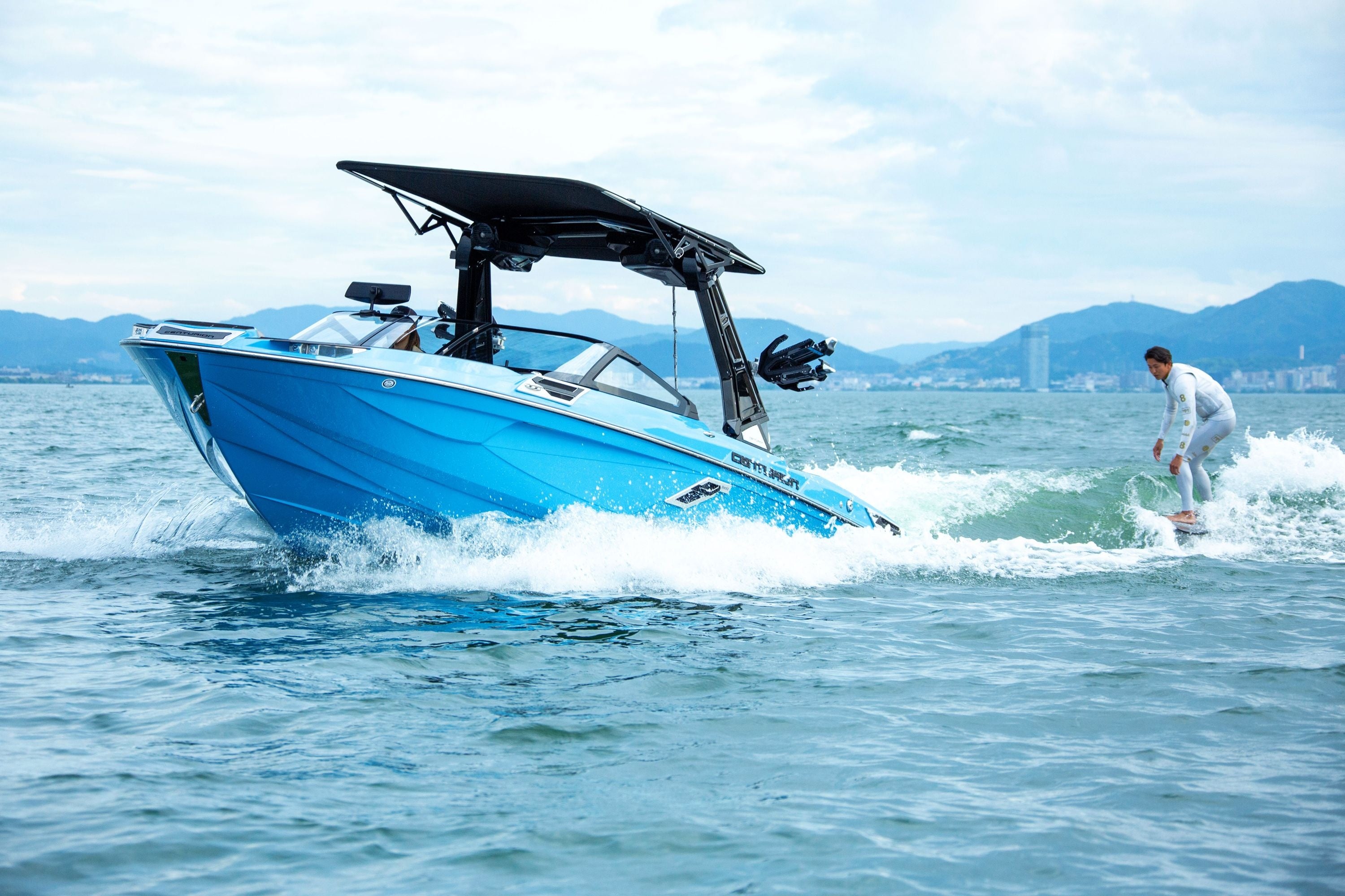 センチュリオンボートでウェイクサーフィン