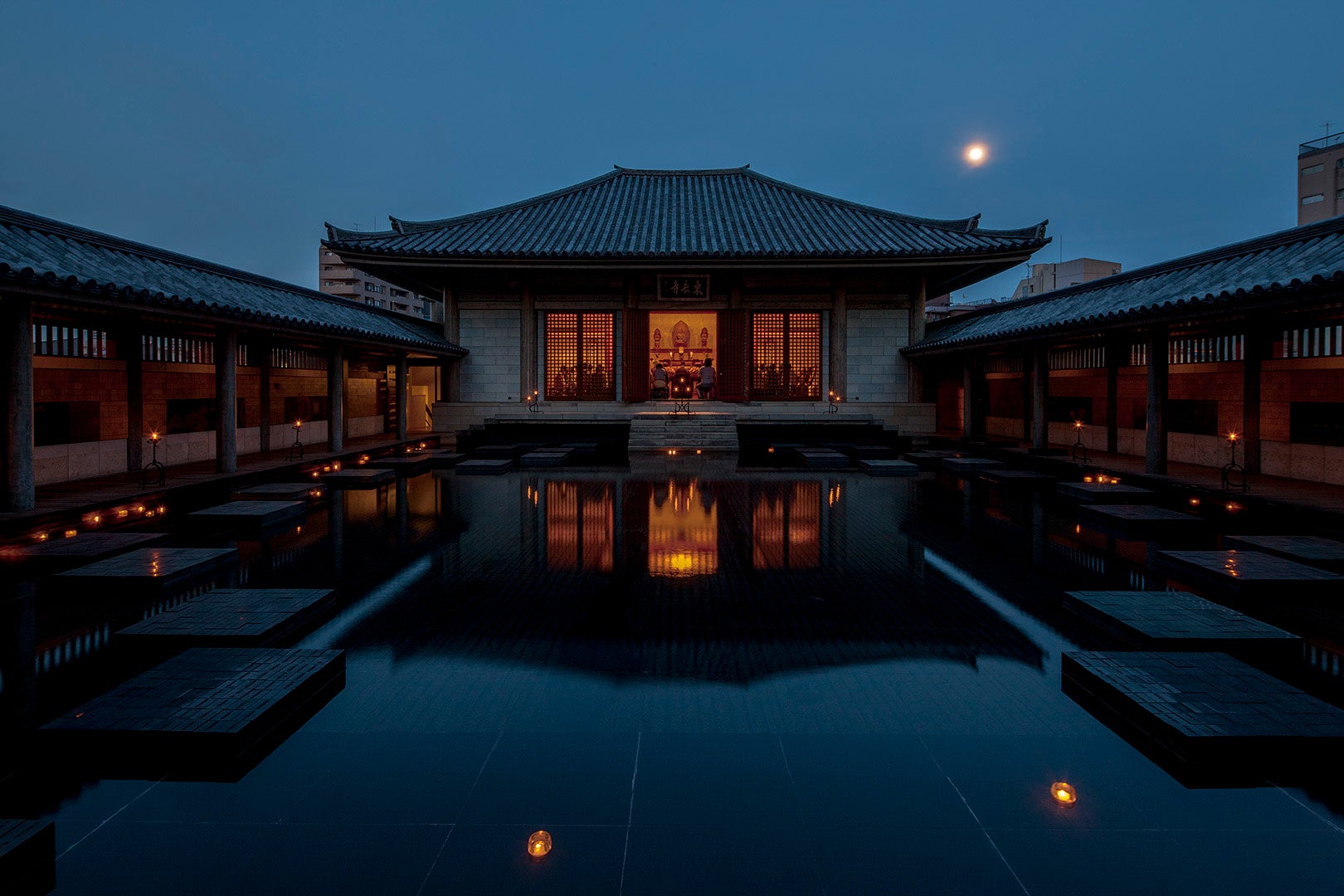 東長寺本堂　水の苑（夕景）