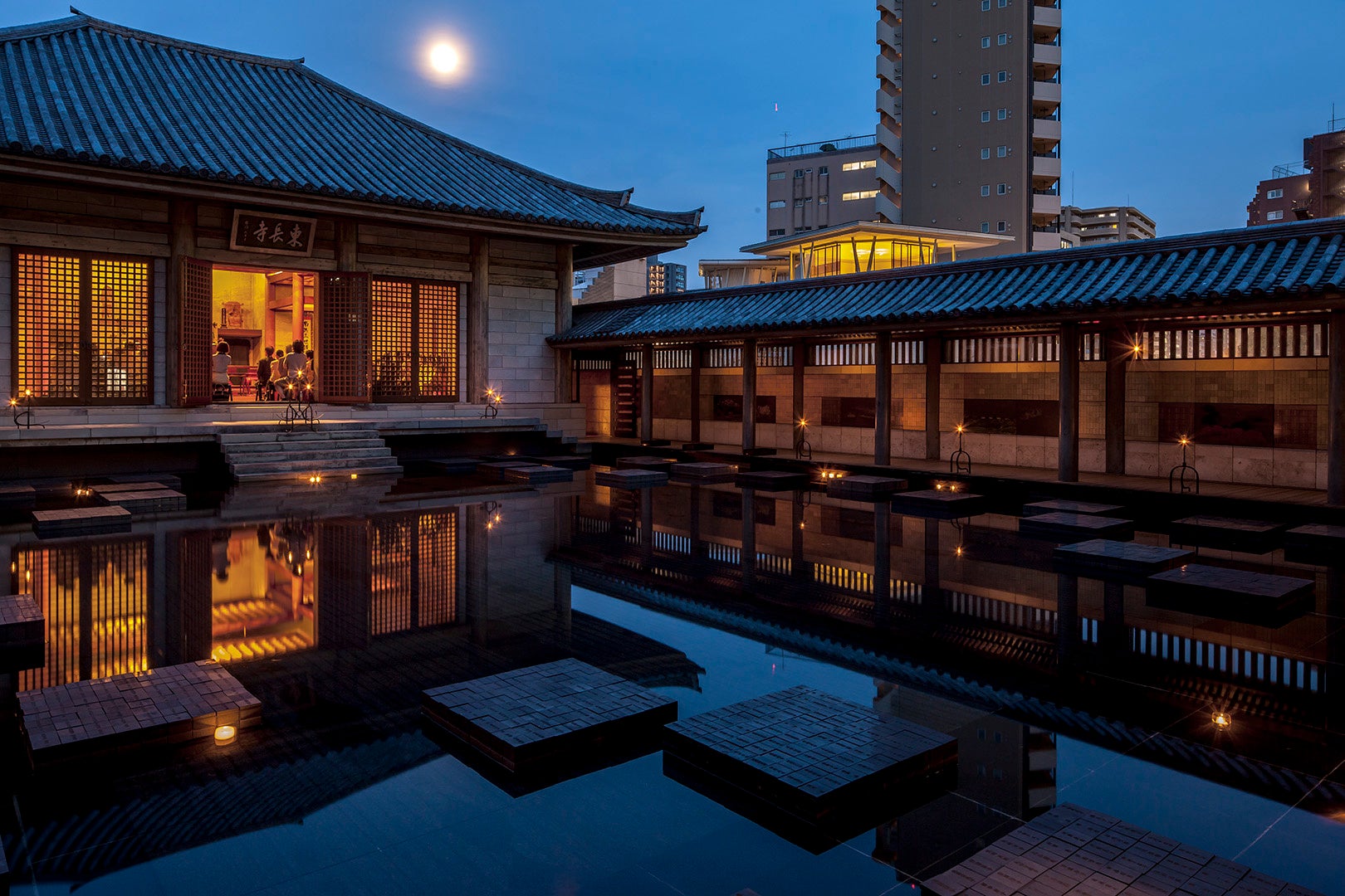 本堂での法要の様子