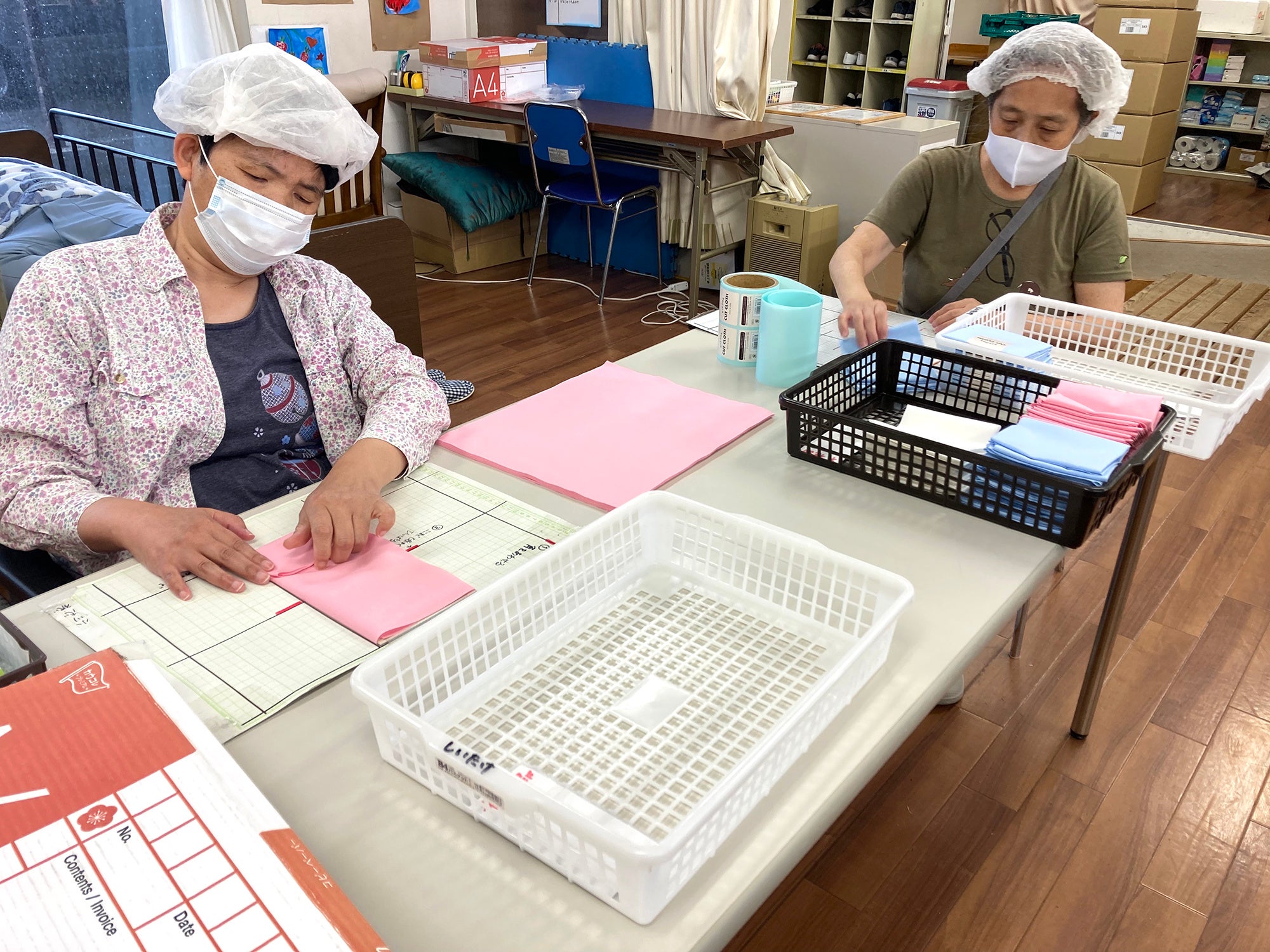 布を丁寧に折っているところ