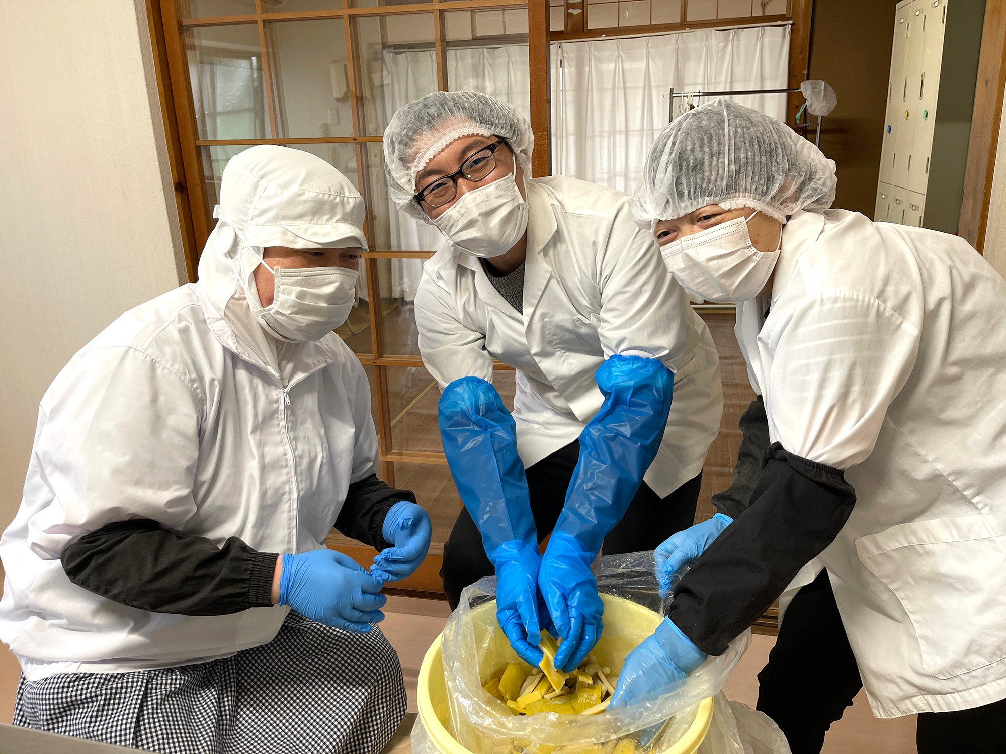 メンマを製造する工房にて、「たけのこかえし」を利用者と共に