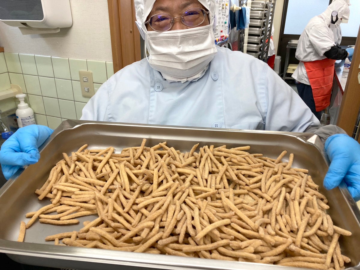 できました～と出来立てのかりんとうを見せてくれた樋口さん