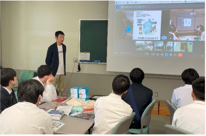 龍谷大学山中先生の講演を聴く生徒らの様子