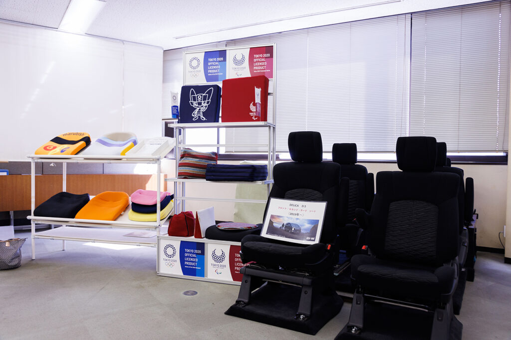 社屋入口には自動車シートと新規開発の諸製品が並ぶ