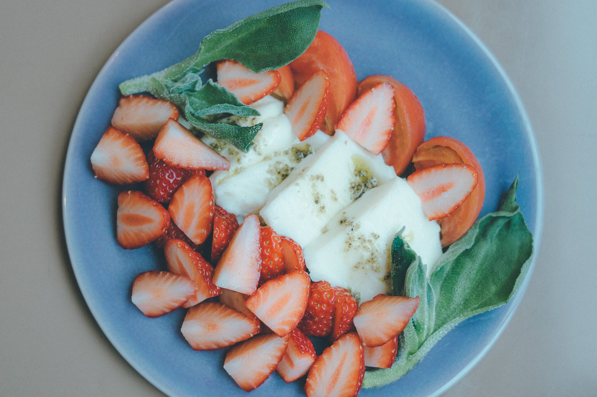 「フルーツトマトと果物のカプレーゼ」