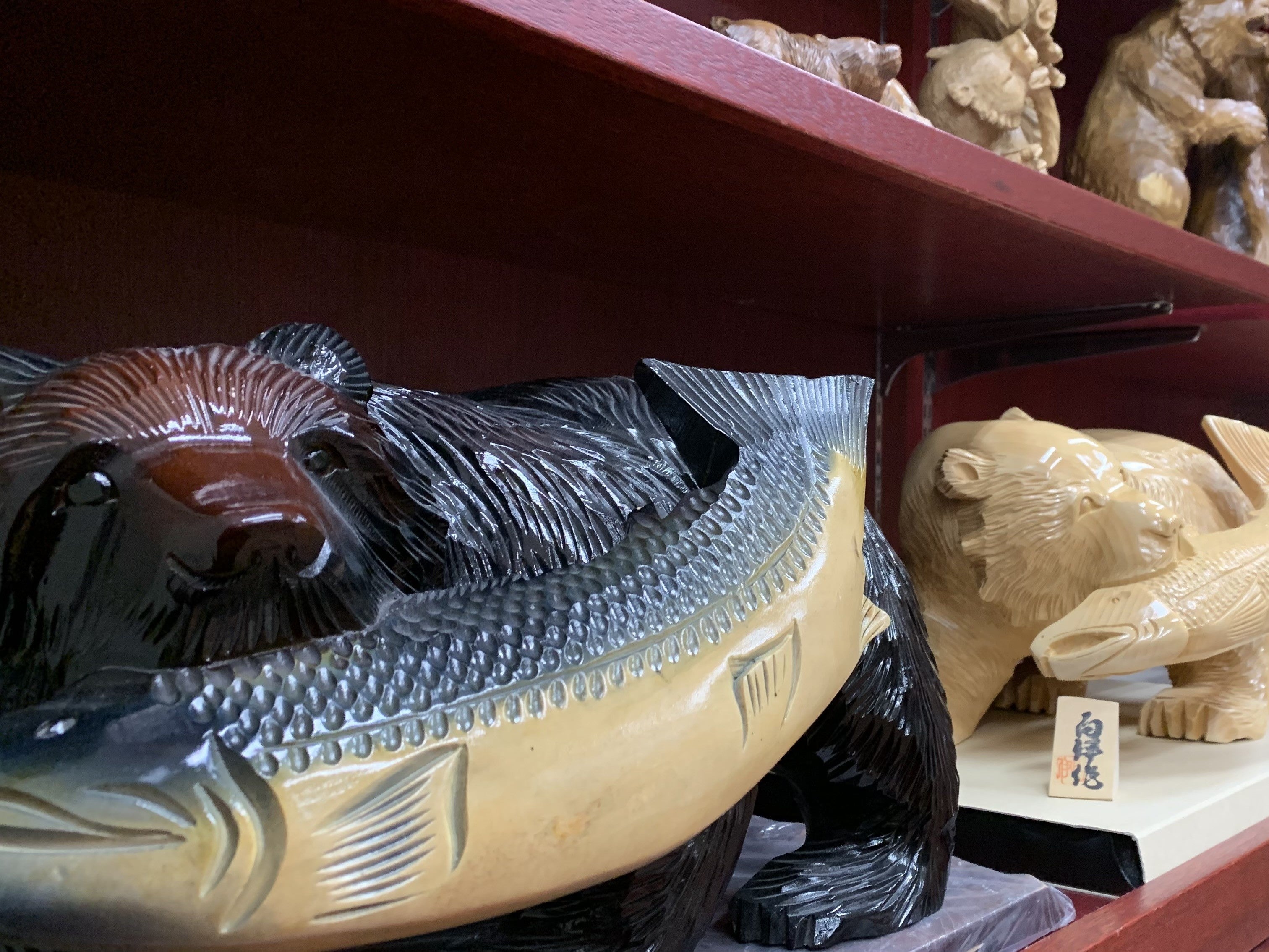 長年館内で眠る北海道の工芸品”木彫り熊”が、現代アート作品として