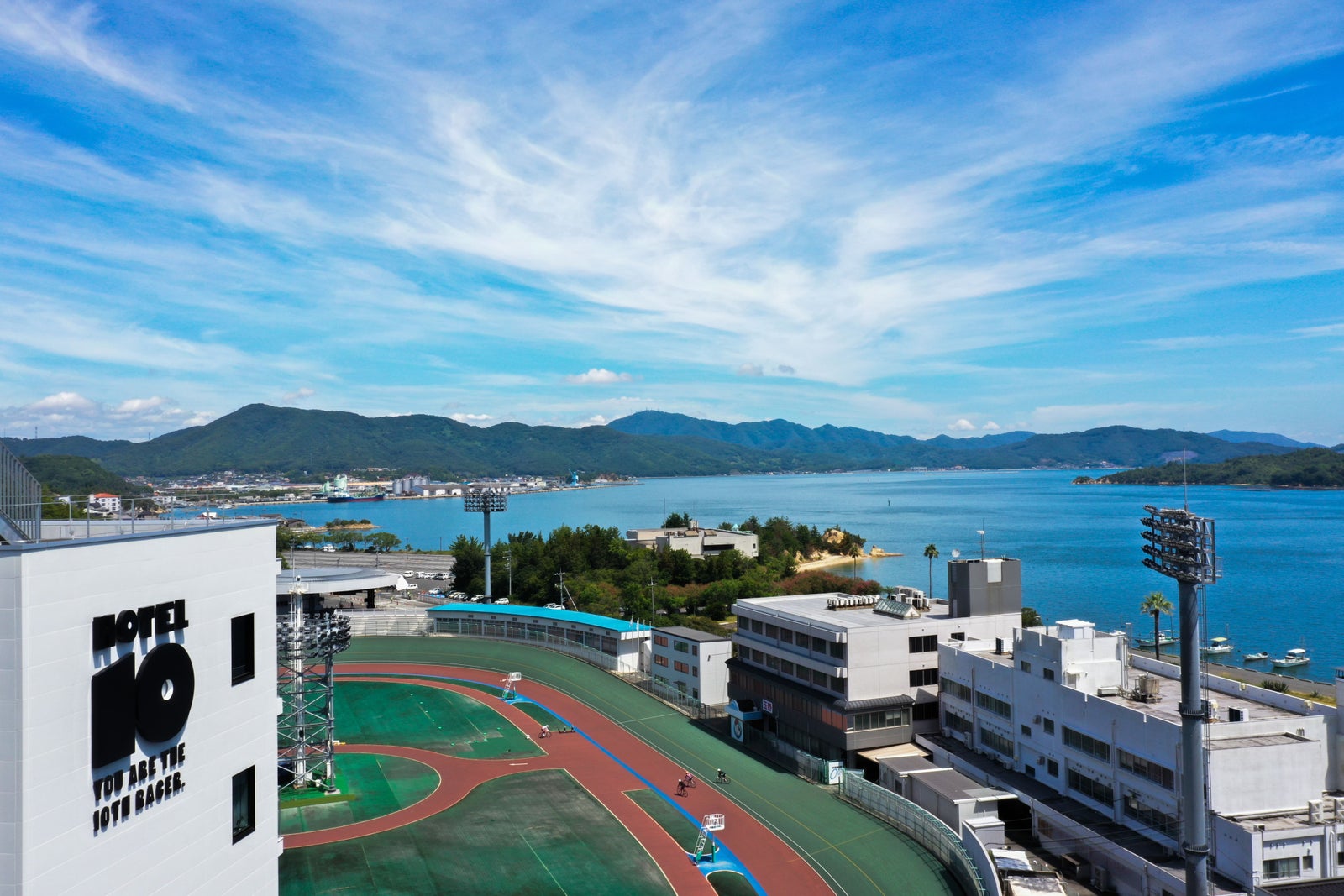 KEIRIN HOTEL 10客室からの競輪場と瀬戸内海の眺望