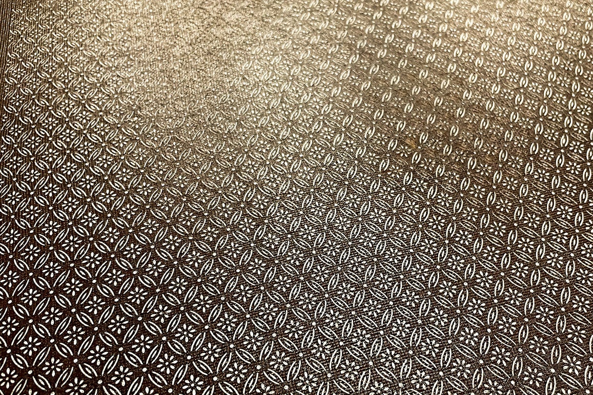 彫刻された型紙の補強に紗を漆で貼る「紗貼り」が施される。