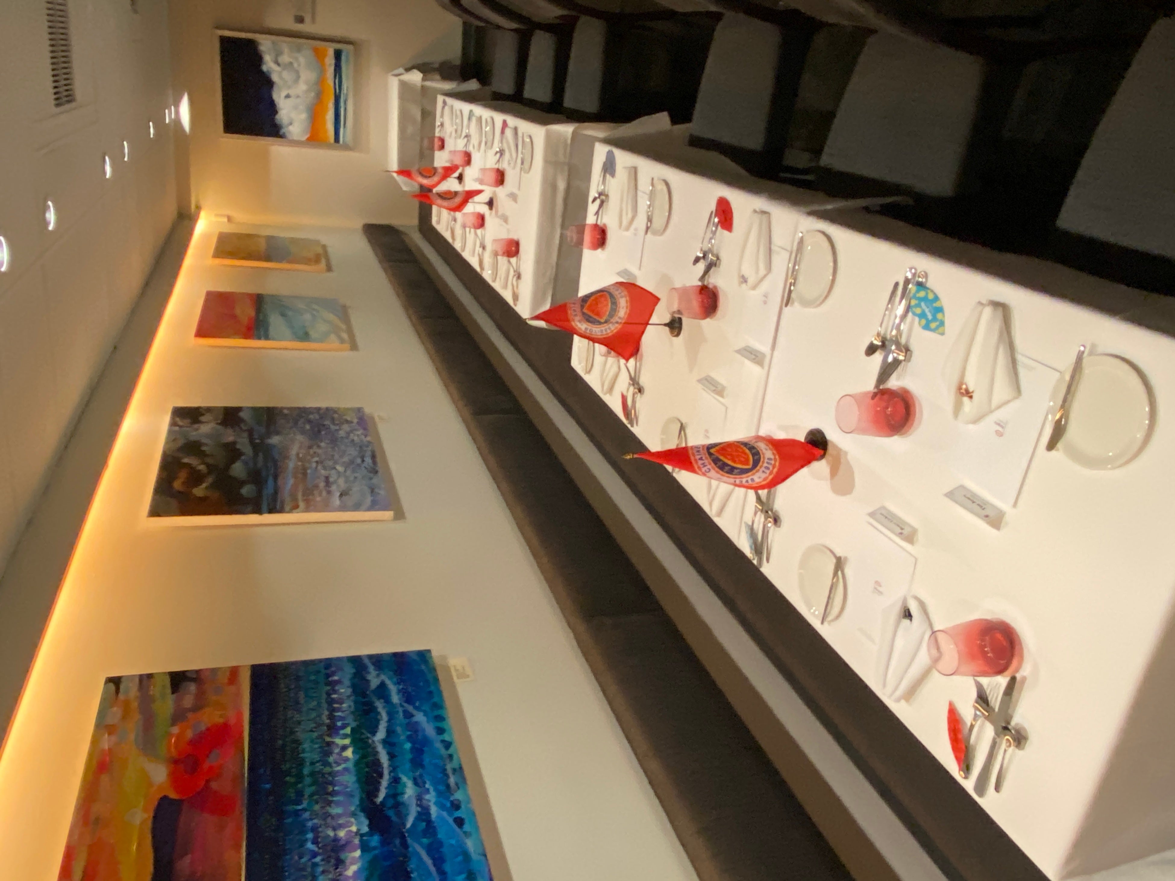 店内にはローカルアーティストによる沢山の絵が