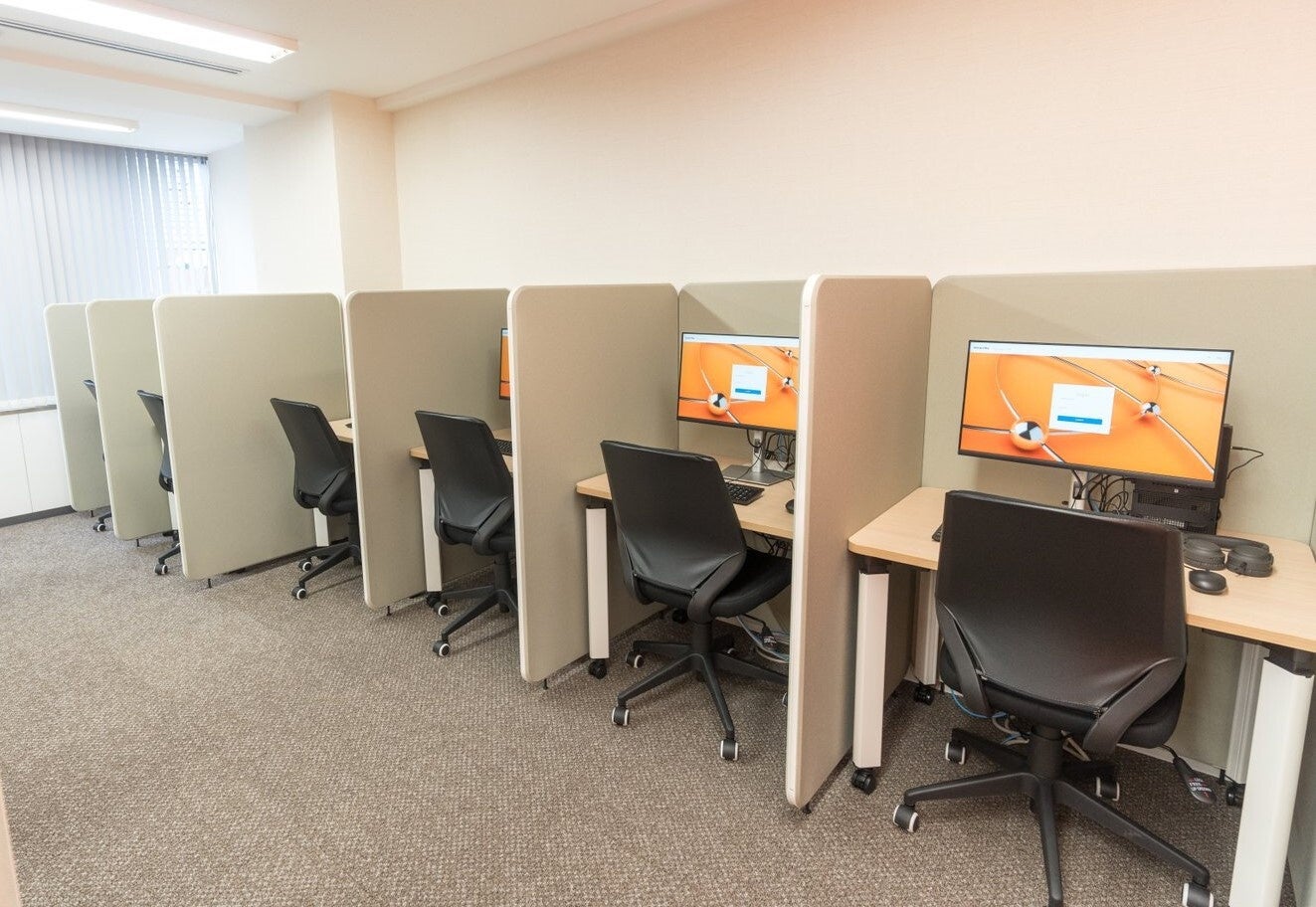 ハイスペックなPCが設置された集中できる会場