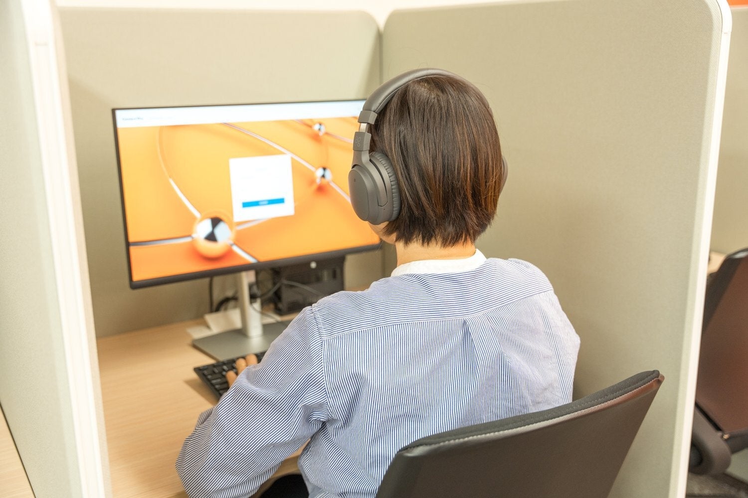 ノイズキャンセリング機能付きのヘッドホンで快適に集中できる