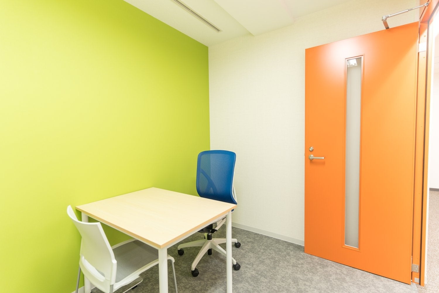 リラックスできる明るいスピーキング試験ルーム