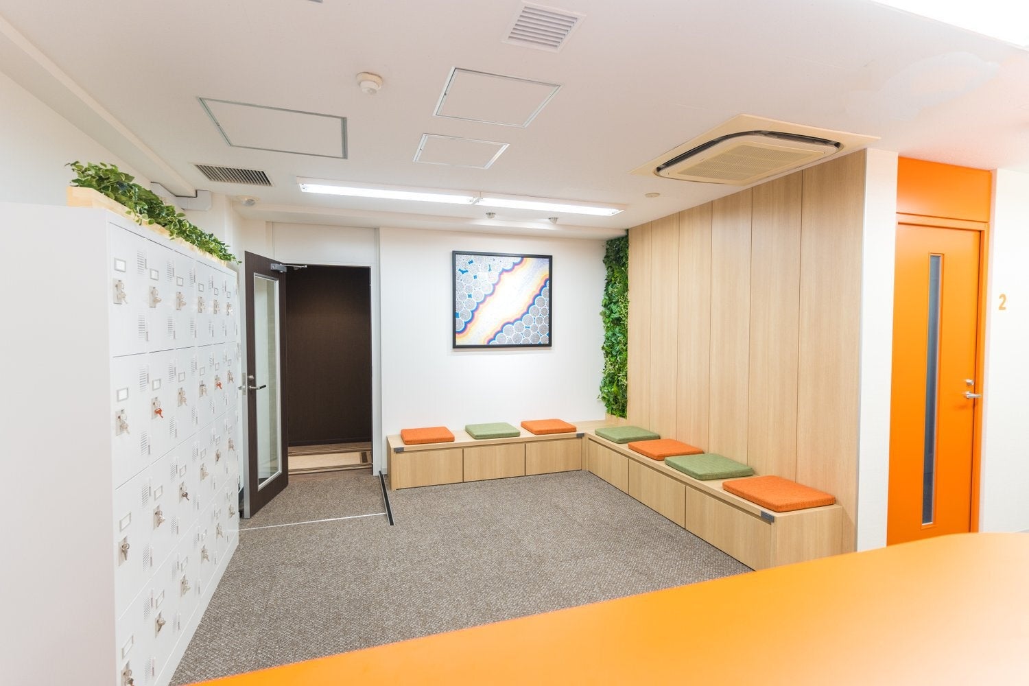 明るくスタイリッシュな受付エリア