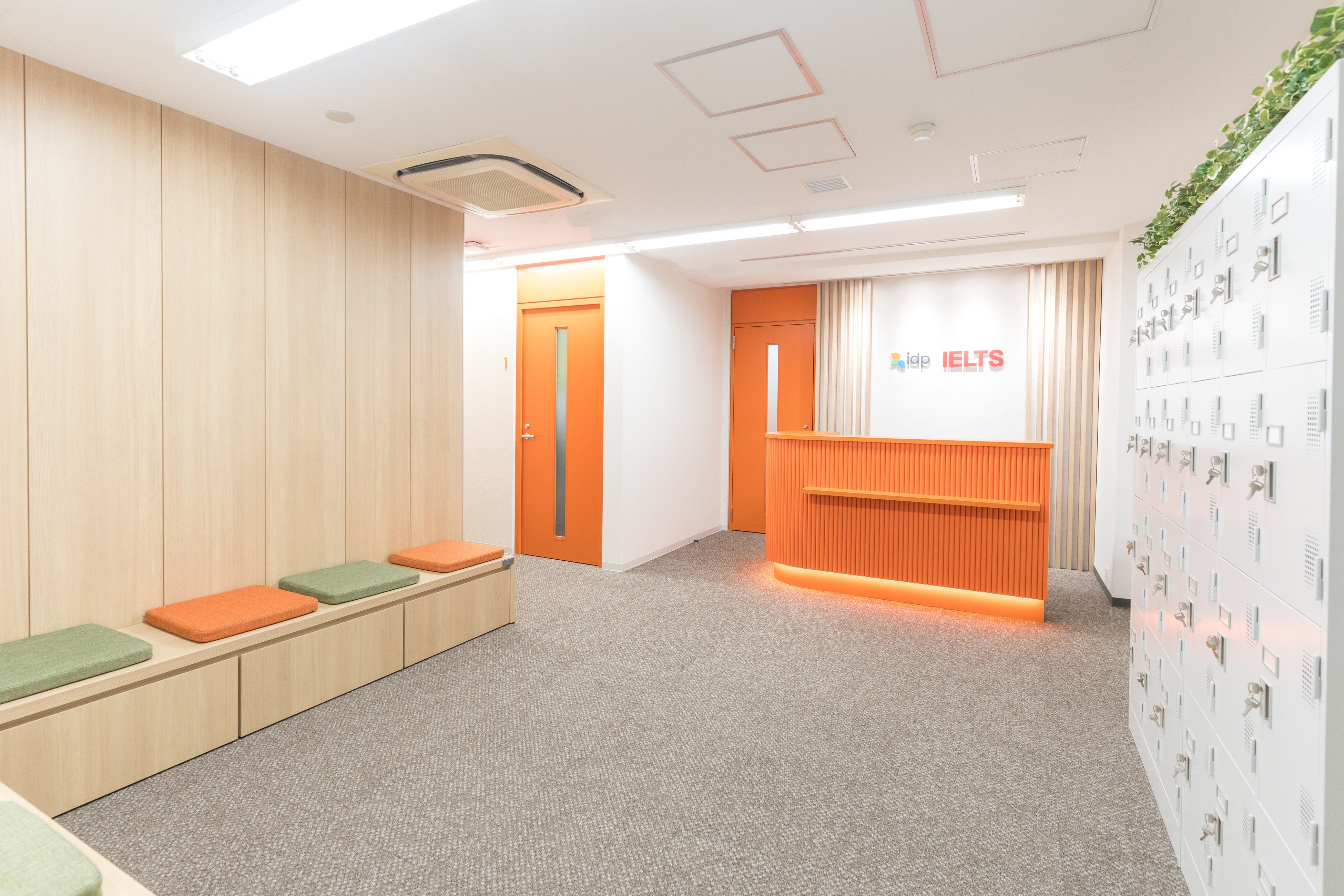 明るくスタイリッシュな受付エリア