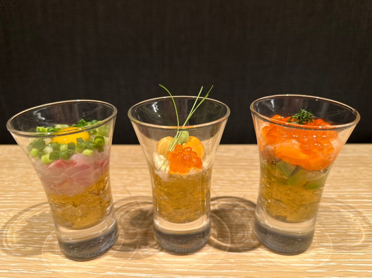 京湯葉のカクテル仕立て’（左から白身中落ち／いくら＆ウニ／アボカド＆サーモン）