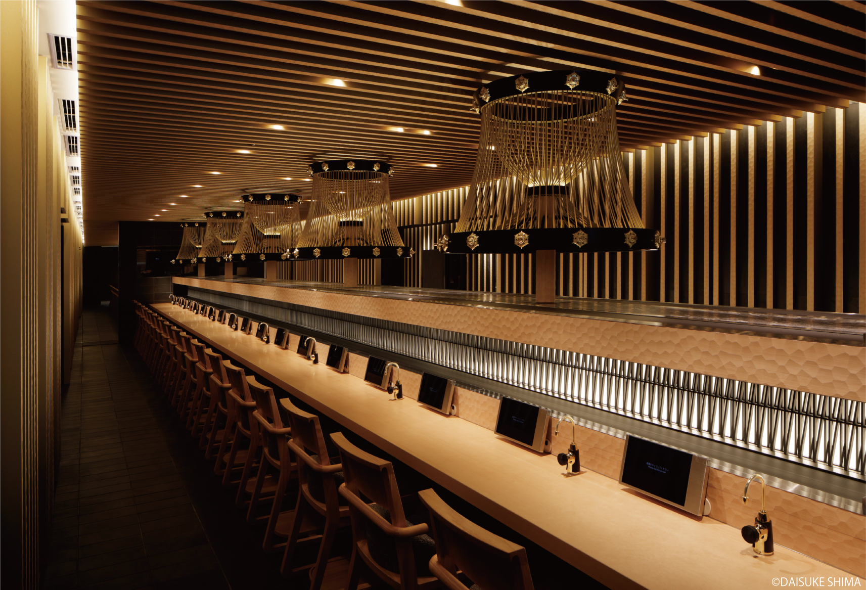 「廻転鮨 銀座おのでら 京都店」内観／12メートルの桧カウンターテーブル